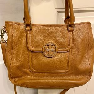 Tory Burch Classic
Amanda Hobo